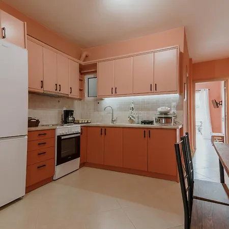 Apartment Cozy Peach Nest Tolón